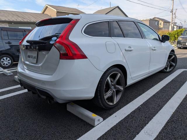 Ｖ６０ Ｔ４　Ｒデザイン　黒革／純正ナビ／地デジ／バックカメラ／クルーズコントロール／シートヒーター／パワーシート／ルーフレール／純正１８インチＡＷ／スマートキー／電動格納ミラー／（8枚目）