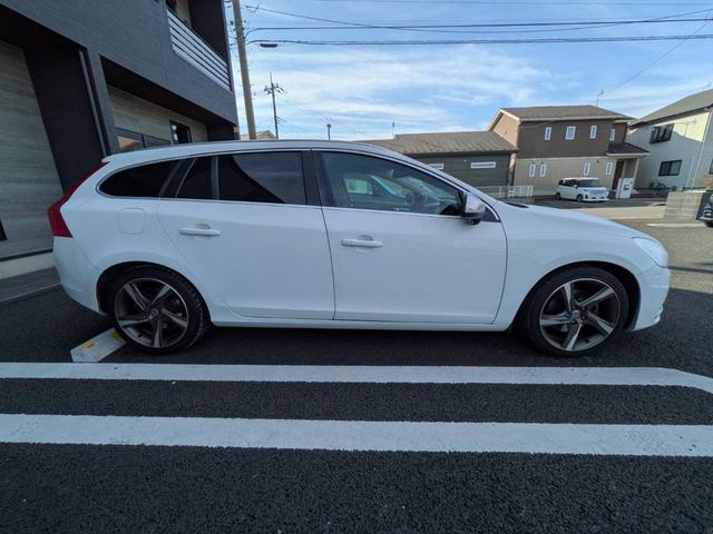 Ｖ６０ Ｔ４　Ｒデザイン　黒革／純正ナビ／地デジ／バックカメラ／クルーズコントロール／シートヒーター／パワーシート／ルーフレール／純正１８インチＡＷ／スマートキー／電動格納ミラー／（11枚目）