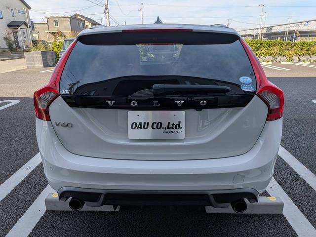 Ｖ６０ Ｔ４　Ｒデザイン　黒革／純正ナビ／地デジ／バックカメラ／クルーズコントロール／シートヒーター／パワーシート／ルーフレール／純正１８インチＡＷ／スマートキー／電動格納ミラー／（13枚目）