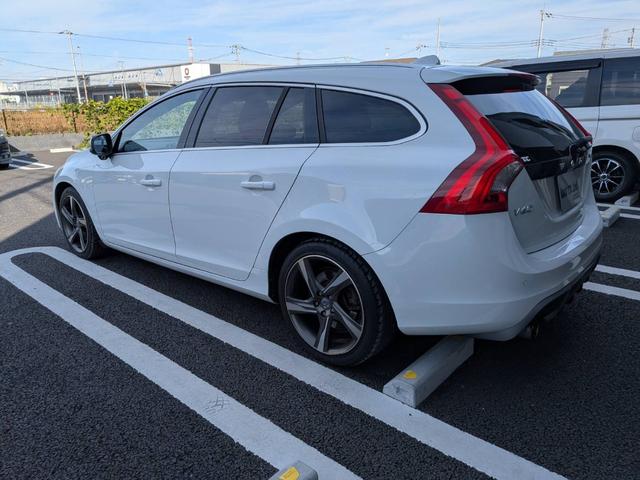Ｖ６０ Ｔ４　Ｒデザイン　黒革／純正ナビ／地デジ／バックカメラ／クルーズコントロール／シートヒーター／パワーシート／ルーフレール／純正１８インチＡＷ／スマートキー／電動格納ミラー／（14枚目）