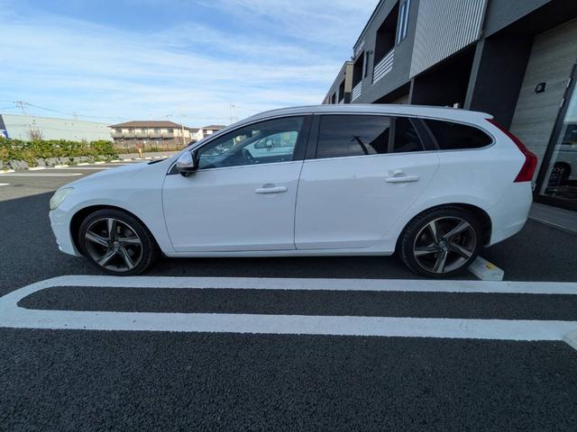 Ｖ６０ Ｔ４　Ｒデザイン　黒革／純正ナビ／地デジ／バックカメラ／クルーズコントロール／シートヒーター／パワーシート／ルーフレール／純正１８インチＡＷ／スマートキー／電動格納ミラー／（15枚目）