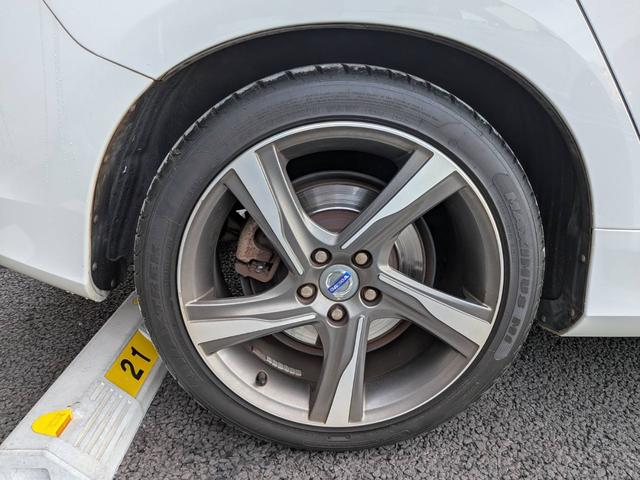 Ｖ６０ Ｔ４　Ｒデザイン　黒革／純正ナビ／地デジ／バックカメラ／クルーズコントロール／シートヒーター／パワーシート／ルーフレール／純正１８インチＡＷ／スマートキー／電動格納ミラー／（24枚目）