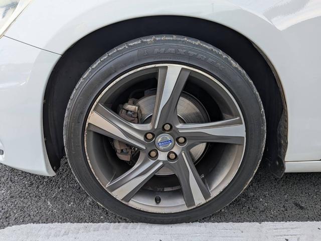 Ｖ６０ Ｔ４　Ｒデザイン　黒革／純正ナビ／地デジ／バックカメラ／クルーズコントロール／シートヒーター／パワーシート／ルーフレール／純正１８インチＡＷ／スマートキー／電動格納ミラー／（25枚目）