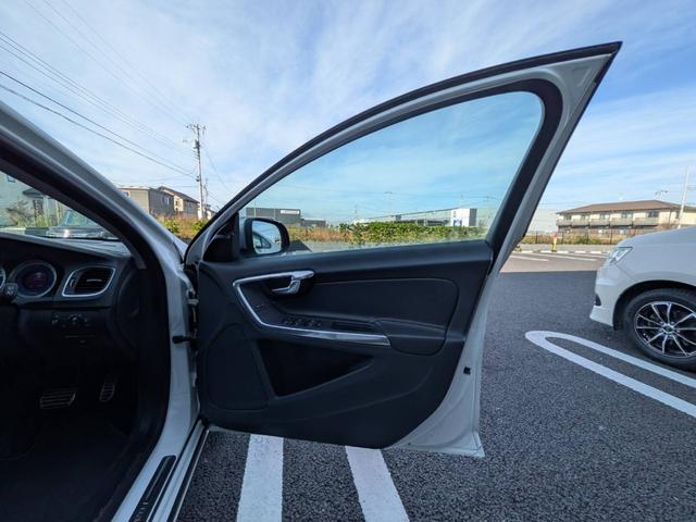 Ｖ６０ Ｔ４　Ｒデザイン　黒革／純正ナビ／地デジ／バックカメラ／クルーズコントロール／シートヒーター／パワーシート／ルーフレール／純正１８インチＡＷ／スマートキー／電動格納ミラー／（26枚目）