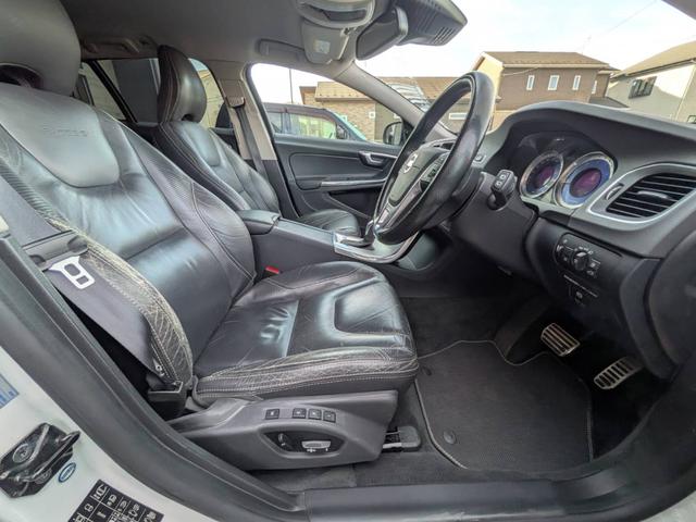 Ｖ６０ Ｔ４　Ｒデザイン　黒革／純正ナビ／地デジ／バックカメラ／クルーズコントロール／シートヒーター／パワーシート／ルーフレール／純正１８インチＡＷ／スマートキー／電動格納ミラー／（28枚目）