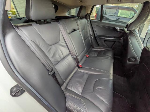 Ｖ６０ Ｔ４　Ｒデザイン　黒革／純正ナビ／地デジ／バックカメラ／クルーズコントロール／シートヒーター／パワーシート／ルーフレール／純正１８インチＡＷ／スマートキー／電動格納ミラー／（30枚目）