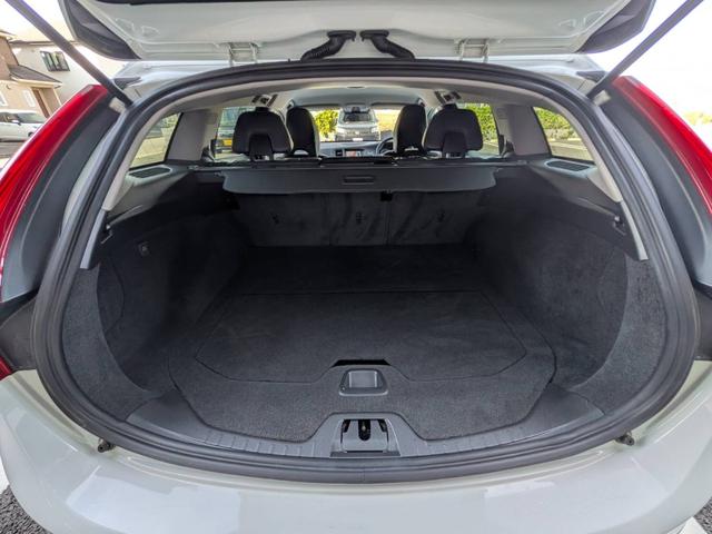 Ｖ６０ Ｔ４　Ｒデザイン　黒革／純正ナビ／地デジ／バックカメラ／クルーズコントロール／シートヒーター／パワーシート／ルーフレール／純正１８インチＡＷ／スマートキー／電動格納ミラー／（32枚目）