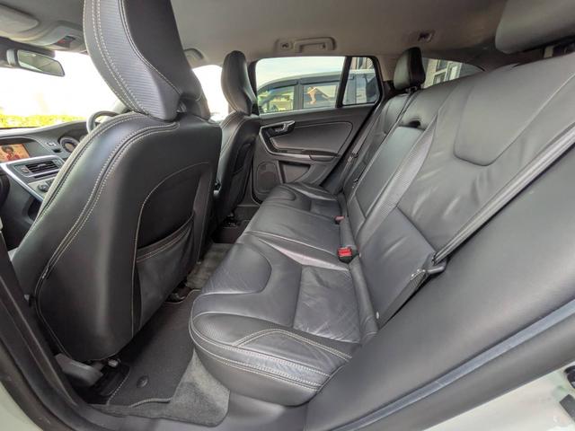 Ｖ６０ Ｔ４　Ｒデザイン　黒革／純正ナビ／地デジ／バックカメラ／クルーズコントロール／シートヒーター／パワーシート／ルーフレール／純正１８インチＡＷ／スマートキー／電動格納ミラー／（35枚目）