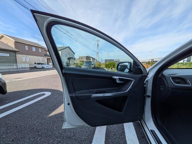 Ｖ６０ Ｔ４　Ｒデザイン　黒革／純正ナビ／地デジ／バックカメラ／クルーズコントロール／シートヒーター／パワーシート／ルーフレール／純正１８インチＡＷ／スマートキー／電動格納ミラー／（36枚目）