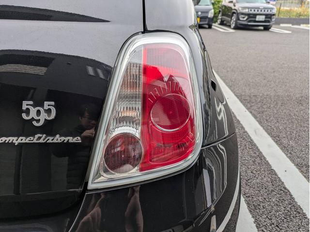 アバルト５９５ コンペティツィオーネ　社外ナビ／地デジ／半革シート／純正１７インチアルミホイール／ヘッドライトＨＩＤ／オートエアコン／キーレス／（19枚目）