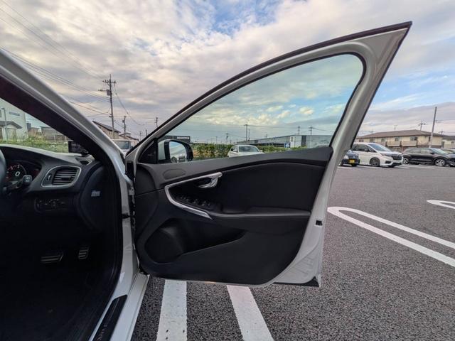 Ｖ４０ Ｔ５　Ｒデザイン　黒革／純正ナビ／バックカメラ／クルーズコントロール／パドルシフト／パワーシート／シートヒーター／クリアランスソナー／アイドリングストップ／純正１８インチＡＷ／スマートキー／電動格納ミラー／（27枚目）