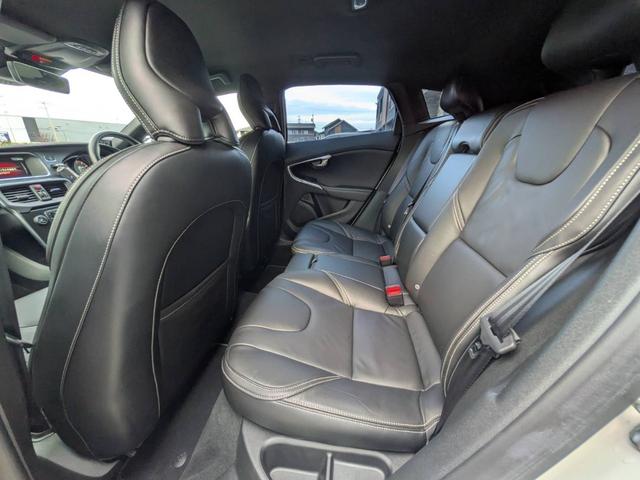 Ｖ４０ Ｔ５　Ｒデザイン　黒革／純正ナビ／バックカメラ／クルーズコントロール／パドルシフト／パワーシート／シートヒーター／クリアランスソナー／アイドリングストップ／純正１８インチＡＷ／スマートキー／電動格納ミラー／（36枚目）