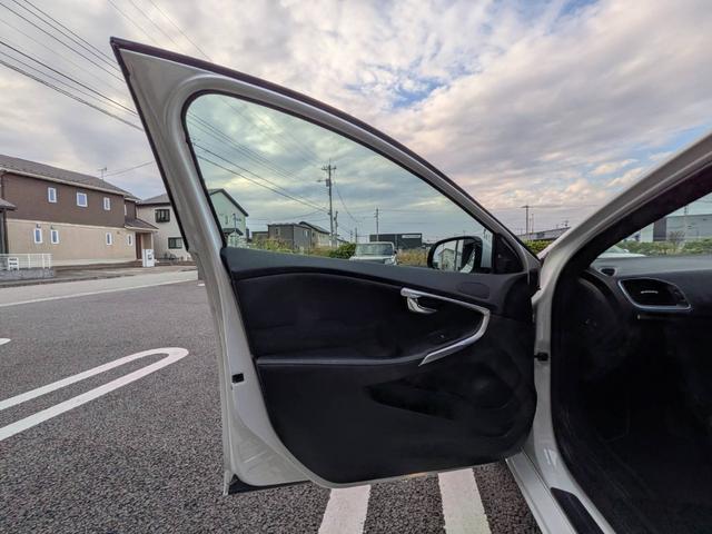 Ｖ４０ Ｔ５　Ｒデザイン　黒革／純正ナビ／バックカメラ／クルーズコントロール／パドルシフト／パワーシート／シートヒーター／クリアランスソナー／アイドリングストップ／純正１８インチＡＷ／スマートキー／電動格納ミラー／（37枚目）