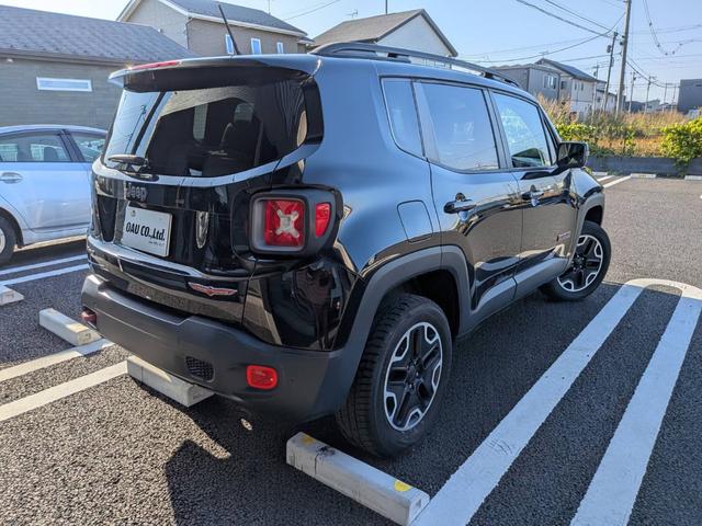 ジープ・レネゲード トレイルホーク・ビーツ・エディション　４ＷＤ／バックカメラ／クルーズコントロール／ルーフレール／クリアランスソナー／ＨＩＤヘッドライト／スマートキー／（8枚目）