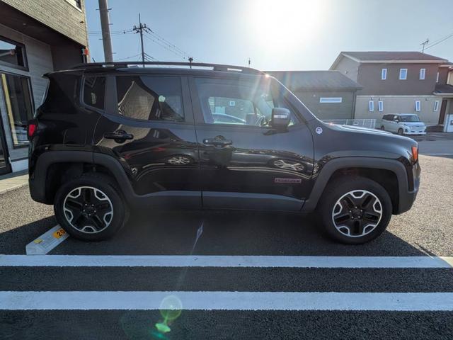 ジープ・レネゲード トレイルホーク・ビーツ・エディション　４ＷＤ／バックカメラ／クルーズコントロール／ルーフレール／クリアランスソナー／ＨＩＤヘッドライト／スマートキー／（11枚目）