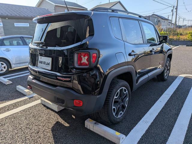 ジープ・レネゲード トレイルホーク・ビーツ・エディション　４ＷＤ／バックカメラ／クルーズコントロール／ルーフレール／クリアランスソナー／ＨＩＤヘッドライト／スマートキー／（12枚目）