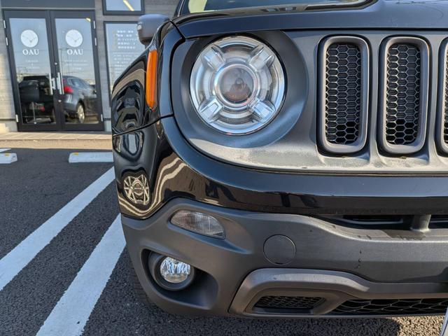 ジープ・レネゲード トレイルホーク・ビーツ・エディション　４ＷＤ／バックカメラ／クルーズコントロール／ルーフレール／クリアランスソナー／ＨＩＤヘッドライト／スマートキー／（18枚目）