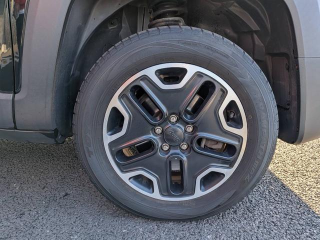 ジープ・レネゲード トレイルホーク・ビーツ・エディション　４ＷＤ／バックカメラ／クルーズコントロール／ルーフレール／クリアランスソナー／ＨＩＤヘッドライト／スマートキー／（23枚目）