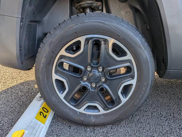 ジープ・レネゲード トレイルホーク・ビーツ・エディション　４ＷＤ／バックカメラ／クルーズコントロール／ルーフレール／クリアランスソナー／ＨＩＤヘッドライト／スマートキー／（24枚目）