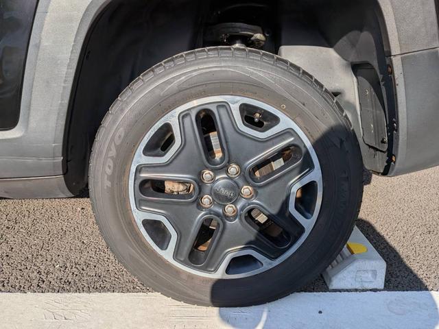 ジープ・レネゲード トレイルホーク・ビーツ・エディション　４ＷＤ／バックカメラ／クルーズコントロール／ルーフレール／クリアランスソナー／ＨＩＤヘッドライト／スマートキー／（25枚目）