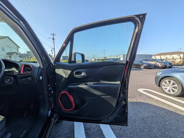 ジープ・レネゲード トレイルホーク・ビーツ・エディション　４ＷＤ／バックカメラ／クルーズコントロール／ルーフレール／クリアランスソナー／ＨＩＤヘッドライト／スマートキー／（27枚目）