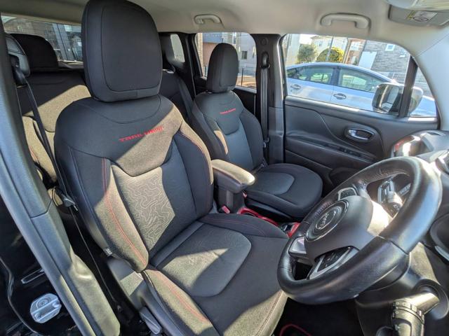 ジープ・レネゲード トレイルホーク・ビーツ・エディション　４ＷＤ／バックカメラ／クルーズコントロール／ルーフレール／クリアランスソナー／ＨＩＤヘッドライト／スマートキー／（28枚目）