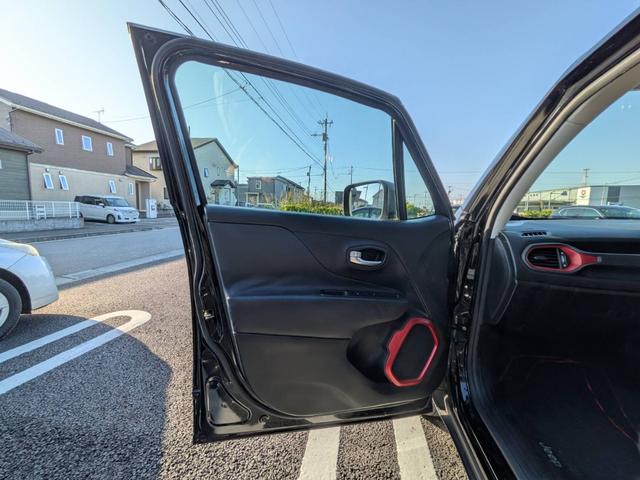 ジープ・レネゲード トレイルホーク・ビーツ・エディション　４ＷＤ／バックカメラ／クルーズコントロール／ルーフレール／クリアランスソナー／ＨＩＤヘッドライト／スマートキー／（37枚目）