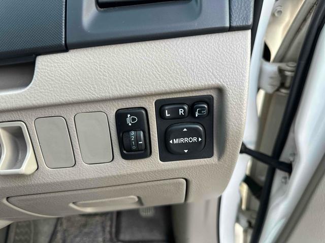 ノア Ｘ　ＥＴＣ　バックカメラ　両側スライドドア　キーレスエントリー　電動格納ミラー　３列シート　ＣＶＴ　アルミホイール　ＣＤ　ＤＶＤ再生　衝突安全ボディ　ＡＢＳ　エアコン　パワーステアリング　パワーウィンドウ（6枚目）