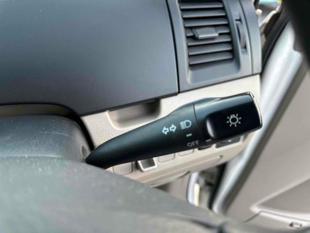 ノア Ｘ　ＥＴＣ　バックカメラ　両側スライドドア　キーレスエントリー　電動格納ミラー　３列シート　ＣＶＴ　アルミホイール　ＣＤ　ＤＶＤ再生　衝突安全ボディ　ＡＢＳ　エアコン　パワーステアリング　パワーウィンドウ（7枚目）