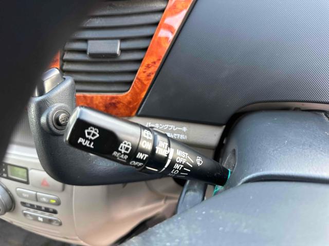 ノア Ｘ　ＥＴＣ　バックカメラ　両側スライドドア　キーレスエントリー　電動格納ミラー　３列シート　ＣＶＴ　アルミホイール　ＣＤ　ＤＶＤ再生　衝突安全ボディ　ＡＢＳ　エアコン　パワーステアリング　パワーウィンドウ（8枚目）