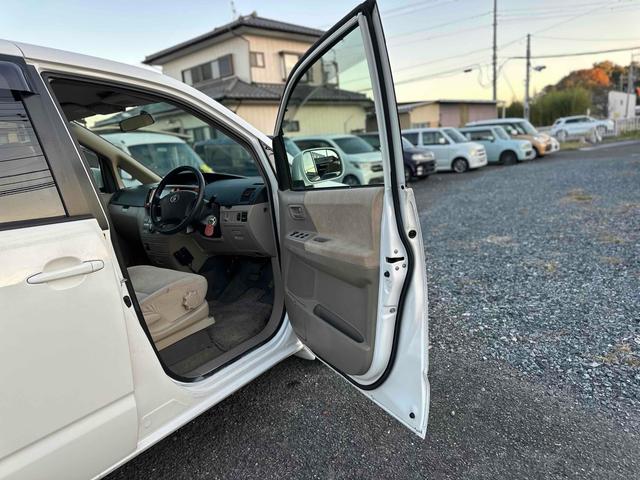 ノア Ｘ　ＥＴＣ　バックカメラ　両側スライドドア　キーレスエントリー　電動格納ミラー　３列シート　ＣＶＴ　アルミホイール　ＣＤ　ＤＶＤ再生　衝突安全ボディ　ＡＢＳ　エアコン　パワーステアリング　パワーウィンドウ（9枚目）