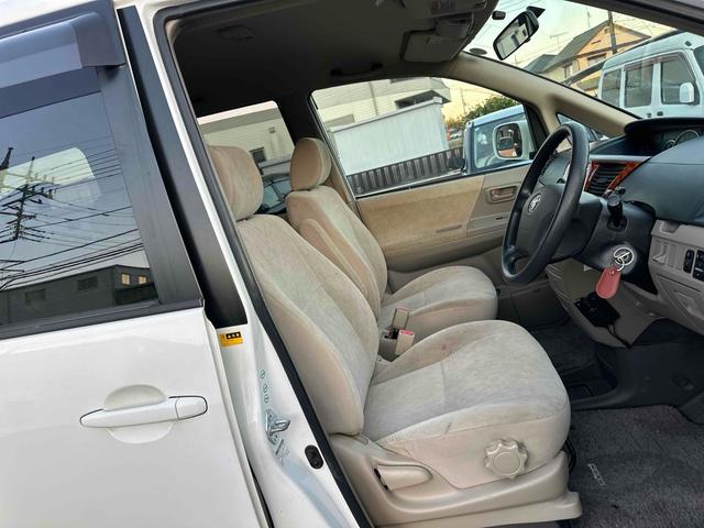 ノア Ｘ　ＥＴＣ　バックカメラ　両側スライドドア　キーレスエントリー　電動格納ミラー　３列シート　ＣＶＴ　アルミホイール　ＣＤ　ＤＶＤ再生　衝突安全ボディ　ＡＢＳ　エアコン　パワーステアリング　パワーウィンドウ（10枚目）