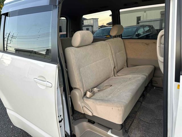 ノア Ｘ　ＥＴＣ　バックカメラ　両側スライドドア　キーレスエントリー　電動格納ミラー　３列シート　ＣＶＴ　アルミホイール　ＣＤ　ＤＶＤ再生　衝突安全ボディ　ＡＢＳ　エアコン　パワーステアリング　パワーウィンドウ（11枚目）