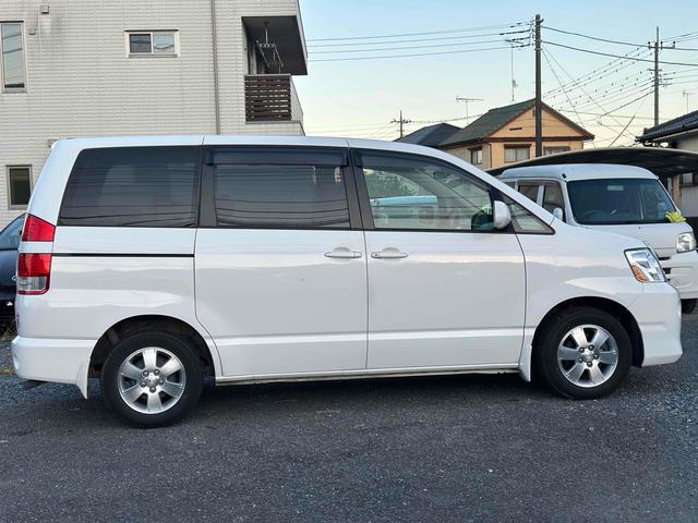 ノア Ｘ　ＥＴＣ　バックカメラ　両側スライドドア　キーレスエントリー　電動格納ミラー　３列シート　ＣＶＴ　アルミホイール　ＣＤ　ＤＶＤ再生　衝突安全ボディ　ＡＢＳ　エアコン　パワーステアリング　パワーウィンドウ（14枚目）