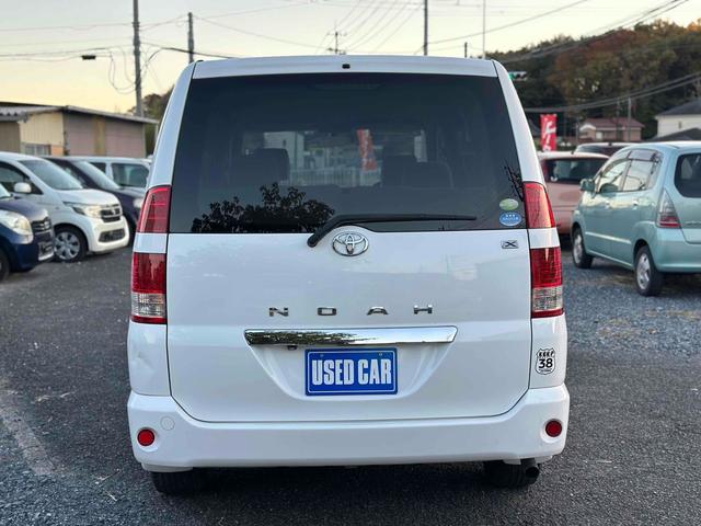 ノア Ｘ　ＥＴＣ　バックカメラ　両側スライドドア　キーレスエントリー　電動格納ミラー　３列シート　ＣＶＴ　アルミホイール　ＣＤ　ＤＶＤ再生　衝突安全ボディ　ＡＢＳ　エアコン　パワーステアリング　パワーウィンドウ（16枚目）