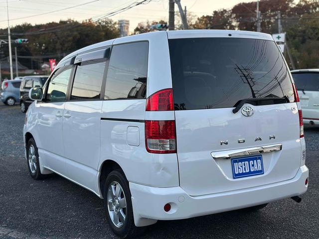 ノア Ｘ　ＥＴＣ　バックカメラ　両側スライドドア　キーレスエントリー　電動格納ミラー　３列シート　ＣＶＴ　アルミホイール　ＣＤ　ＤＶＤ再生　衝突安全ボディ　ＡＢＳ　エアコン　パワーステアリング　パワーウィンドウ（17枚目）