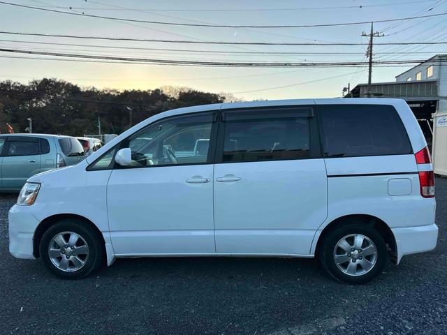 ノア Ｘ　ＥＴＣ　バックカメラ　両側スライドドア　キーレスエントリー　電動格納ミラー　３列シート　ＣＶＴ　アルミホイール　ＣＤ　ＤＶＤ再生　衝突安全ボディ　ＡＢＳ　エアコン　パワーステアリング　パワーウィンドウ（18枚目）