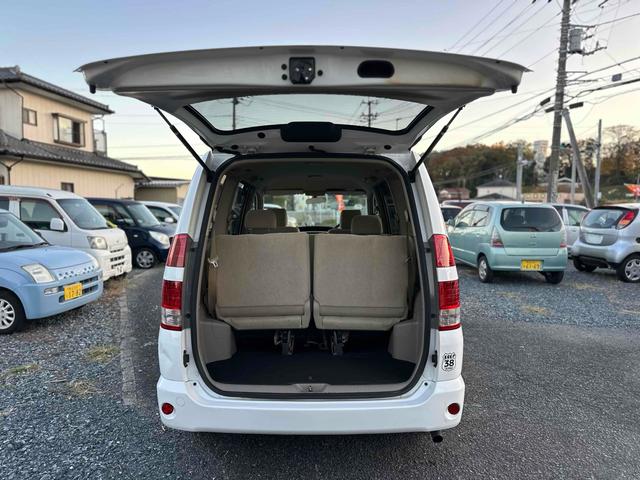 ノア Ｘ　ＥＴＣ　バックカメラ　両側スライドドア　キーレスエントリー　電動格納ミラー　３列シート　ＣＶＴ　アルミホイール　ＣＤ　ＤＶＤ再生　衝突安全ボディ　ＡＢＳ　エアコン　パワーステアリング　パワーウィンドウ（22枚目）