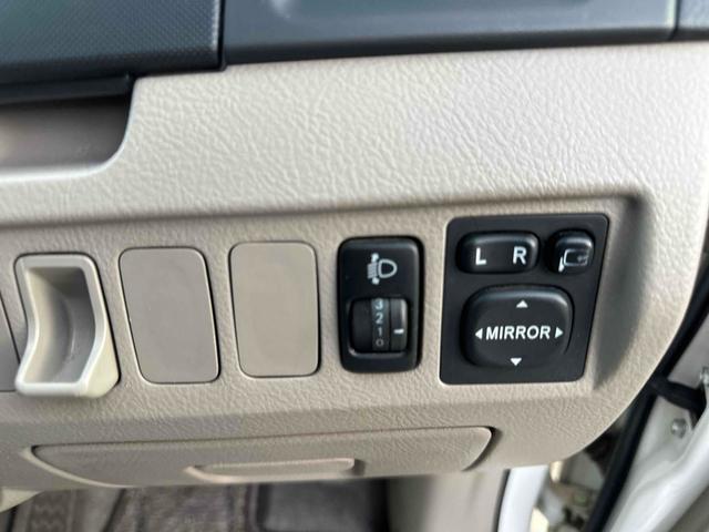 ノア Ｘ　ＥＴＣ　バックカメラ　両側スライドドア　キーレスエントリー　電動格納ミラー　３列シート　ＣＶＴ　アルミホイール　ＣＤ　ＤＶＤ再生　衝突安全ボディ　ＡＢＳ　エアコン　パワーステアリング　パワーウィンドウ（23枚目）