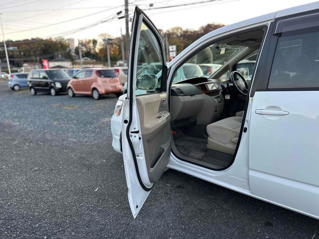 ノア Ｘ　ＥＴＣ　バックカメラ　両側スライドドア　キーレスエントリー　電動格納ミラー　３列シート　ＣＶＴ　アルミホイール　ＣＤ　ＤＶＤ再生　衝突安全ボディ　ＡＢＳ　エアコン　パワーステアリング　パワーウィンドウ（25枚目）