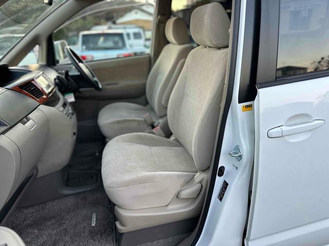 ノア Ｘ　ＥＴＣ　バックカメラ　両側スライドドア　キーレスエントリー　電動格納ミラー　３列シート　ＣＶＴ　アルミホイール　ＣＤ　ＤＶＤ再生　衝突安全ボディ　ＡＢＳ　エアコン　パワーステアリング　パワーウィンドウ（28枚目）