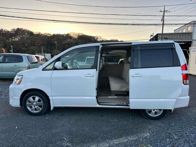 ノア Ｘ　ＥＴＣ　バックカメラ　両側スライドドア　キーレスエントリー　電動格納ミラー　３列シート　ＣＶＴ　アルミホイール　ＣＤ　ＤＶＤ再生　衝突安全ボディ　ＡＢＳ　エアコン　パワーステアリング　パワーウィンドウ（29枚目）