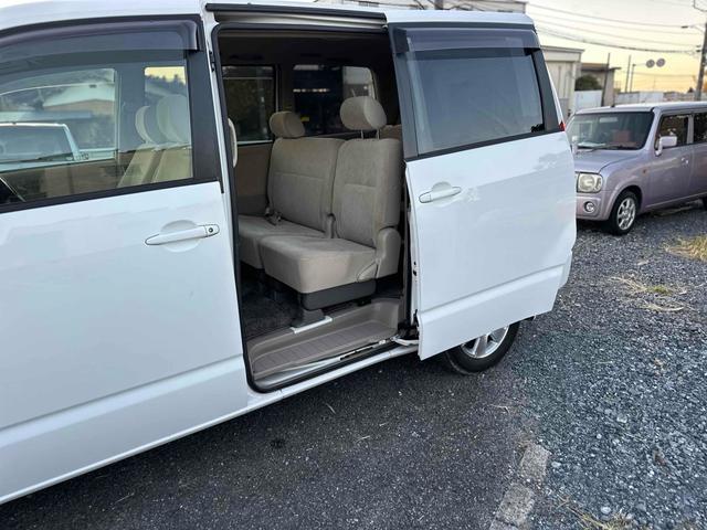 ノア Ｘ　ＥＴＣ　バックカメラ　両側スライドドア　キーレスエントリー　電動格納ミラー　３列シート　ＣＶＴ　アルミホイール　ＣＤ　ＤＶＤ再生　衝突安全ボディ　ＡＢＳ　エアコン　パワーステアリング　パワーウィンドウ（30枚目）