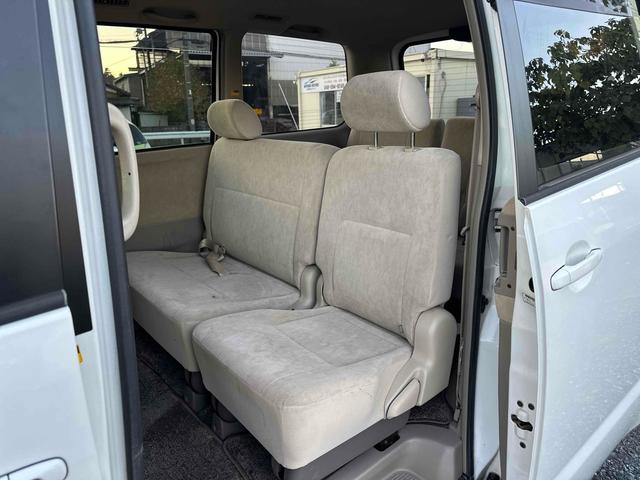 ノア Ｘ　ＥＴＣ　バックカメラ　両側スライドドア　キーレスエントリー　電動格納ミラー　３列シート　ＣＶＴ　アルミホイール　ＣＤ　ＤＶＤ再生　衝突安全ボディ　ＡＢＳ　エアコン　パワーステアリング　パワーウィンドウ（32枚目）