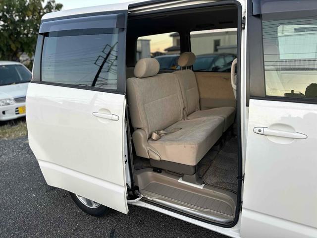 ノア Ｘ　ＥＴＣ　バックカメラ　両側スライドドア　キーレスエントリー　電動格納ミラー　３列シート　ＣＶＴ　アルミホイール　ＣＤ　ＤＶＤ再生　衝突安全ボディ　ＡＢＳ　エアコン　パワーステアリング　パワーウィンドウ（36枚目）