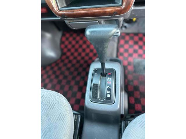 必ず使用するシフトレバー。確りと確認したいですね。