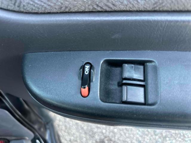 パワーウィンドウのスイッチですよ。運転席に居ながら窓を開け閉めのコントロールできますよ。