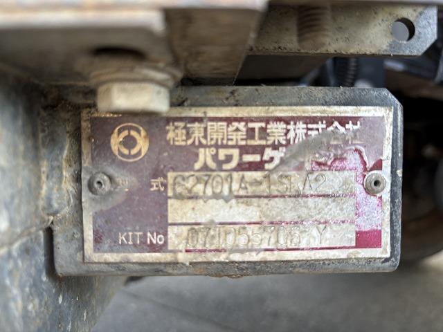 エルフトラック 　ＰＧクレーン付き平ボディ　上物タダノクレーン　３段ブーム　フックイン　２．３ｔ吊り　荷台寸法３７２ｘ１８０ｘ３７　荷台床鉄板＆板張り　積載２．４ｔ　極東製　跳上パワーゲート付　ＰＧリモコン付（33枚目）