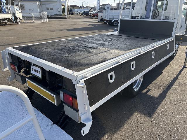 エルフトラック 　ＰＧクレーン付き平ボディ　上物タダノクレーン　３段ブーム　フックイン　２．３ｔ吊り　荷台寸法３７２ｘ１８０ｘ３７　荷台床鉄板＆板張り　積載２．４ｔ　極東製　跳上パワーゲート付　ＰＧリモコン付（45枚目）