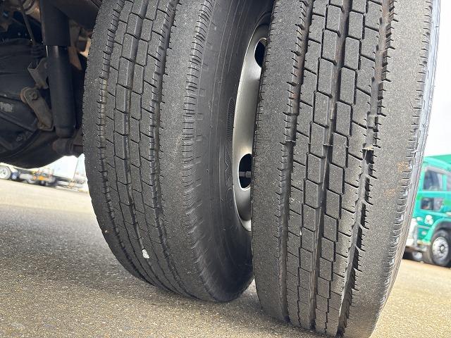 アトラストラック 　クレーン付平ボディ　上物古河ユニック　４段ブーム　ラジコン（無線）　フックイン　２．６ｔ吊り　荷台寸法３２７ｘ１８１ｘ３７　荷台床縞鉄板　積載３ｔ　燃焼不要　走行１．２万ｋｍ　５速ミッション（54枚目）